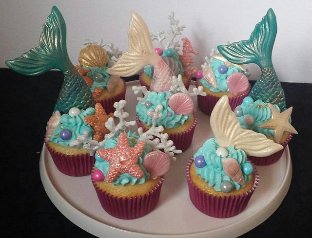 Mermaid cupcakes - Cake by Jenn Szebeledy ( - CakesDecor