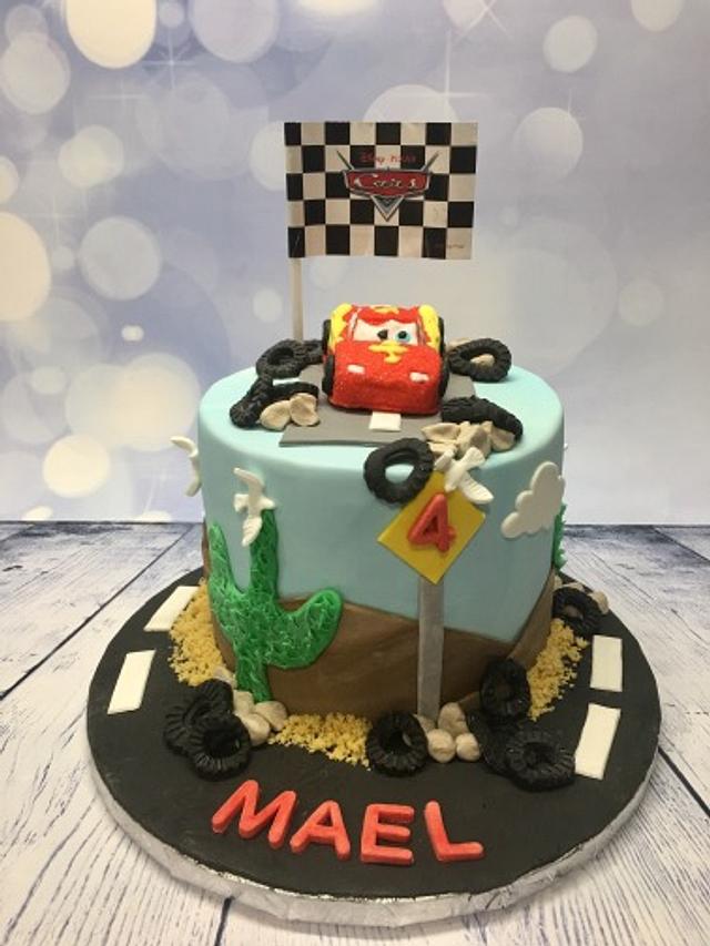 Flash Mac queen cake - Decorated Cake by Les gâteaux de - CakesDecor