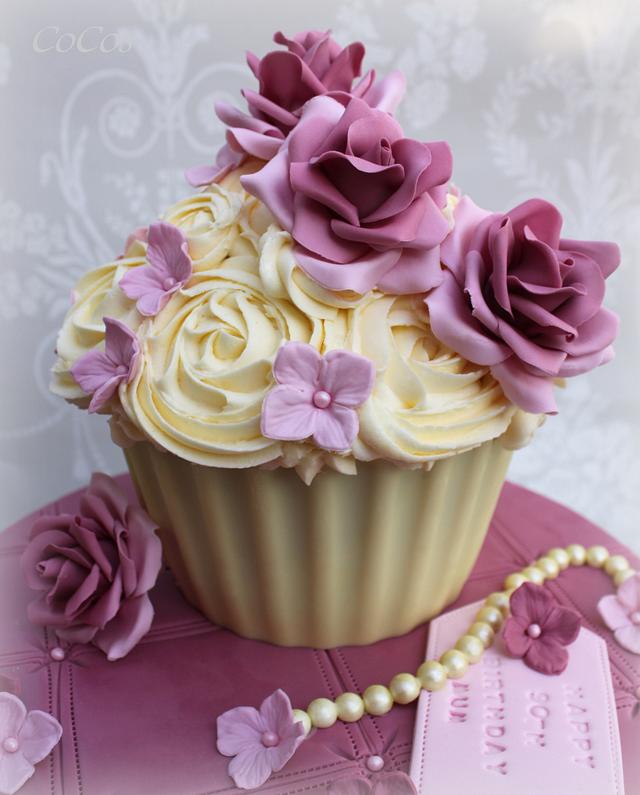 Pretty in pink giant cupcake - Decorated Cake by Lynette - CakesDecor