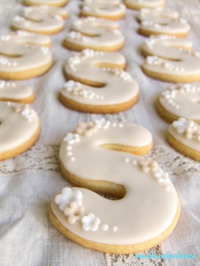 Elegant sweet table - Decorated Cookie by - CakesDecor