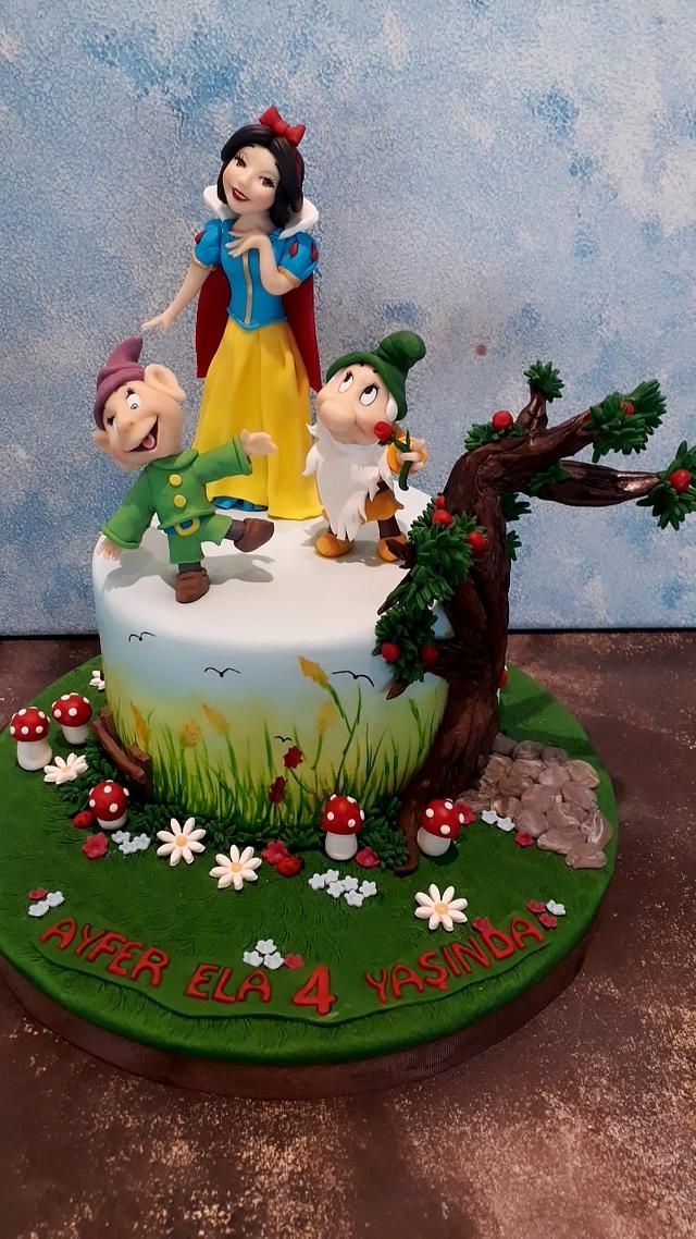 Pamuk prenses ve yedi cüceler Cake by Sibelvepastalari CakesDecor