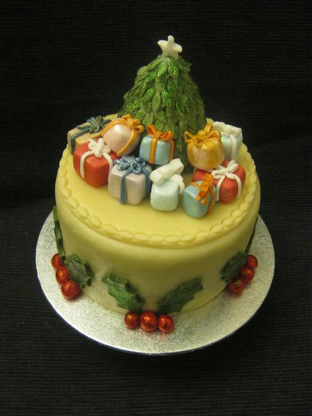 Buon Natale - Cake by Essentially Cakes - CakesDecor