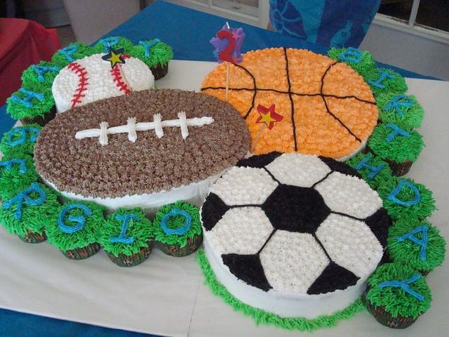 Sports Cake - Decorated Cake by Monsi Torres - CakesDecor