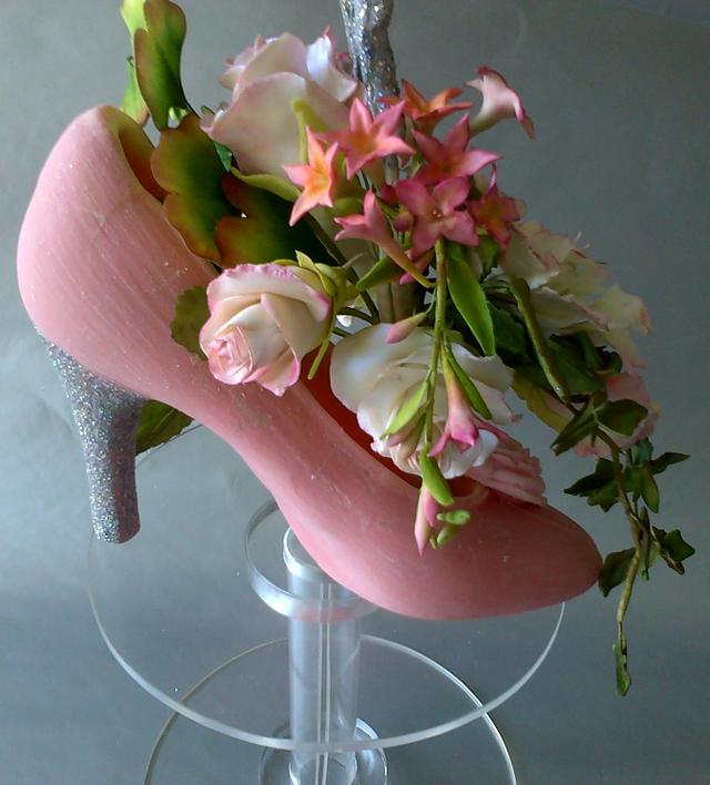 Pink Posy - Cake by Essentially Cakes - CakesDecor