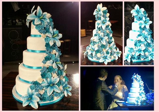 Blue floral wedding cake - Cake by Maaike - CakesDecor