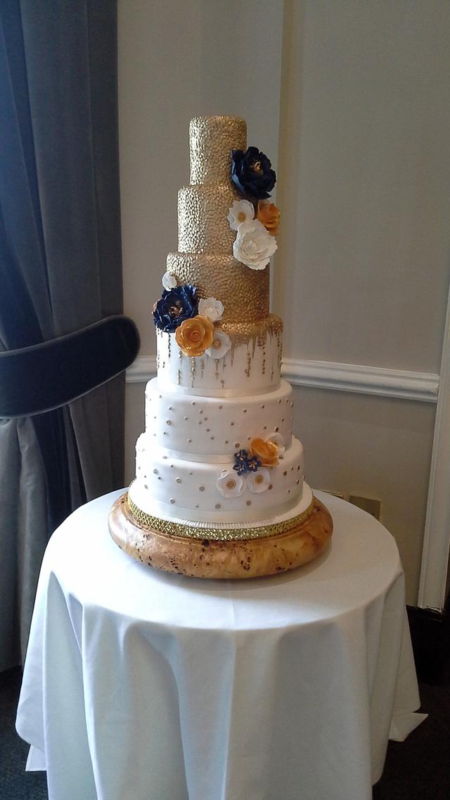 Gold wedding cake - Cake by milkmade - CakesDecor