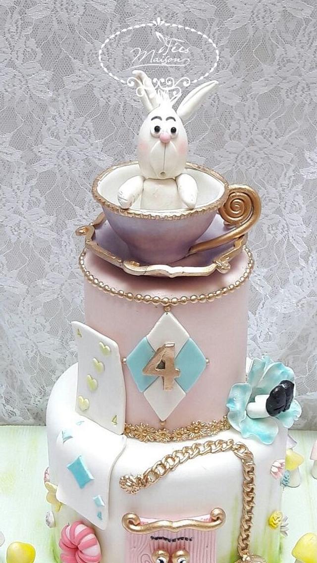 Alice in Wonderland - Cake by Fées Maison (AHMADI) - CakesDecor