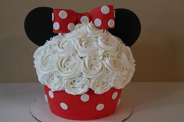 Minnie Mouse Giant Cupcake and Cakepops