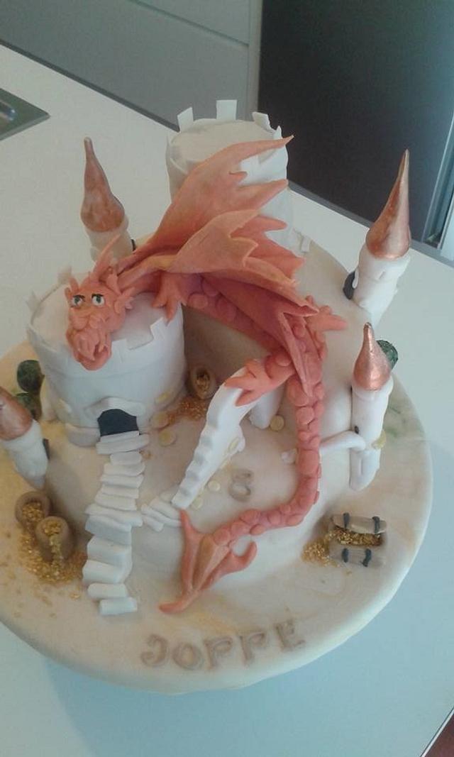 Onzeker Zeker aankleden Drakentaart - Decorated Cake by Karla Vanacker - CakesDecor