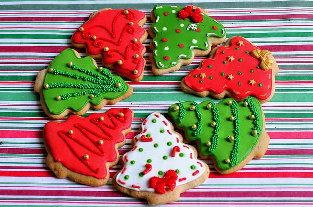 Christmas cookies in green and red - Decorated Cake by - CakesDecor