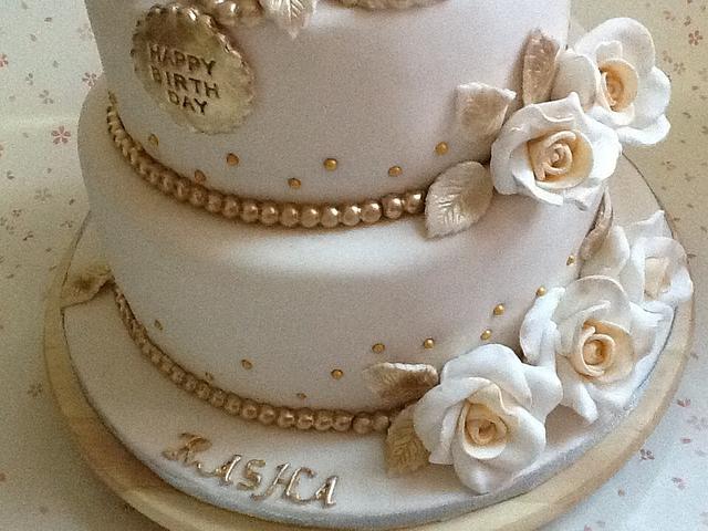 Elegant of white and gold cake - Cake by doodi - CakesDecor