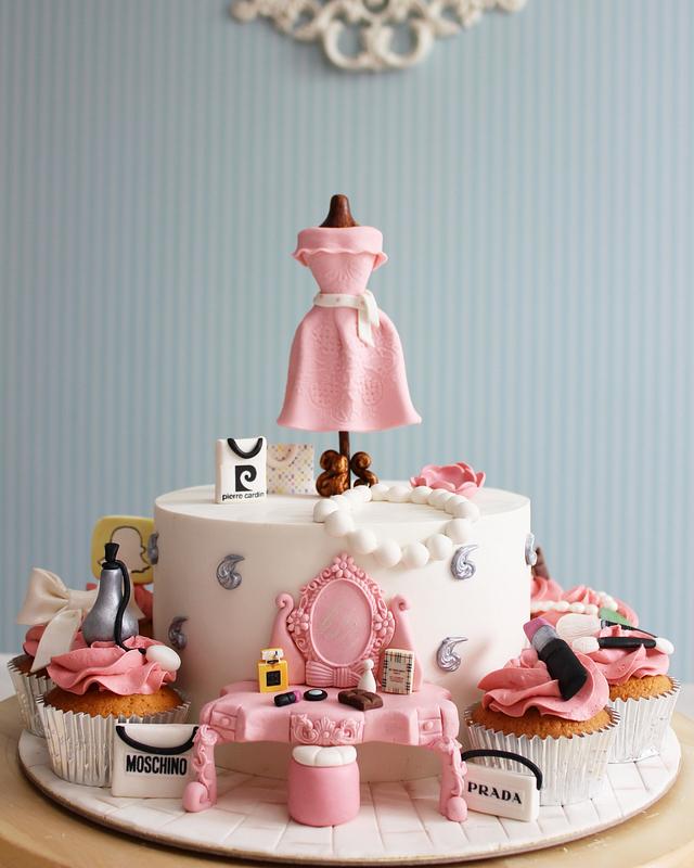 Fashionmakeup Cake And Cupcake Decorated Cake By Asli Cakesdecor