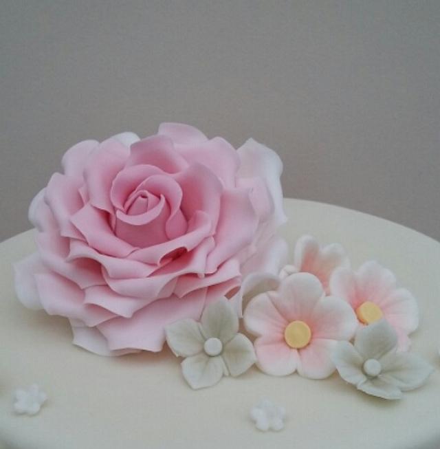 70th-birthday-rose-cake-by-the-buttercream-pantry-cakesdecor