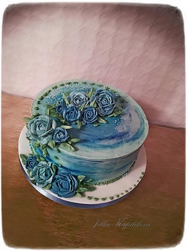 Cake with creamy roses