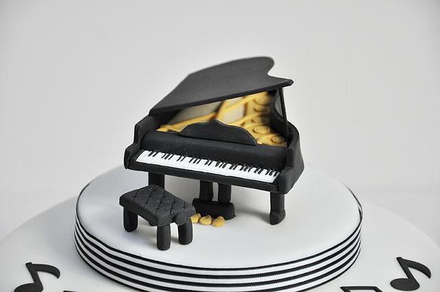 Piano birthday cake | fanaticalaboutfood
