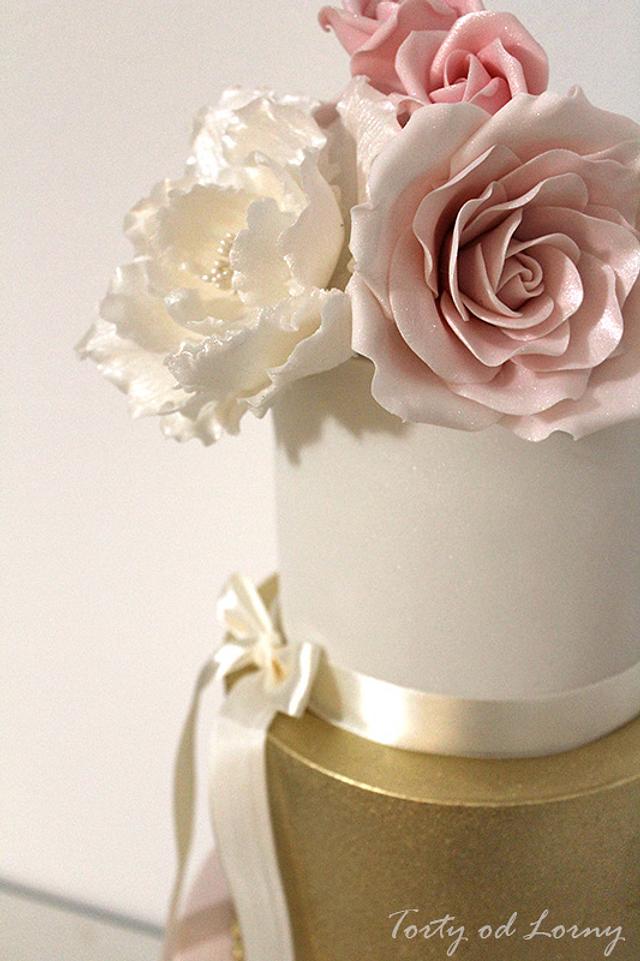 Romantic gold and pink - Cake by Lorna - CakesDecor