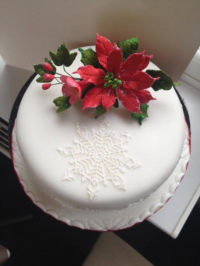 Pretty white Christmas cake - Cake by Kath - CakesDecor