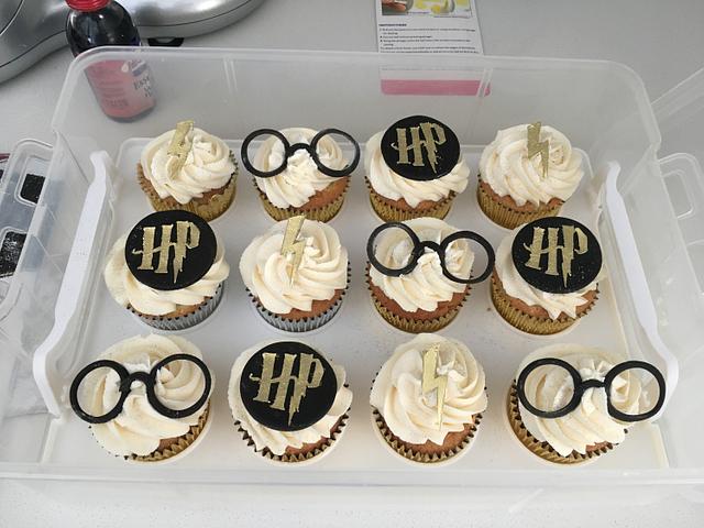 Harry Potter cupcakes - Decorated Cake by Rhona - CakesDecor