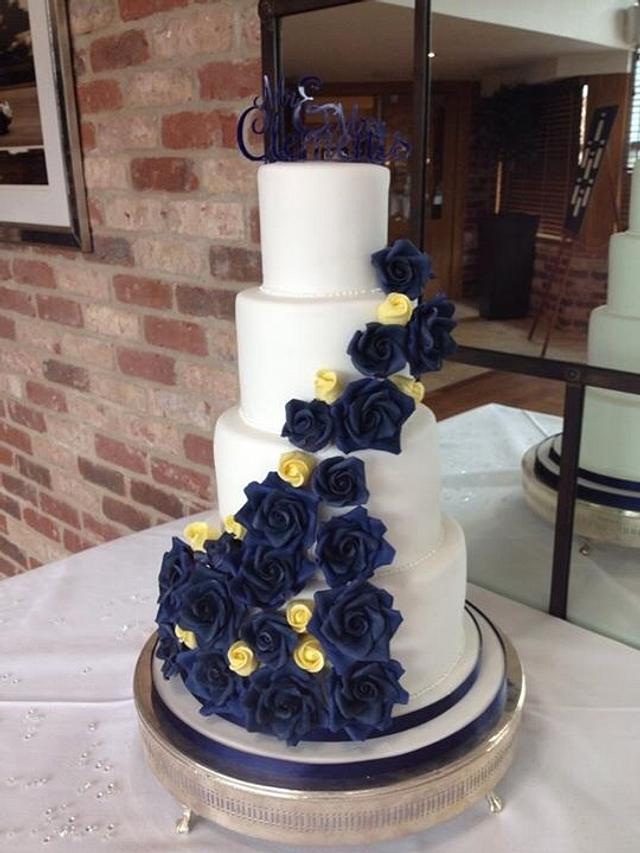 Midnight blue - Decorated Cake by Jo's Cupcakes - CakesDecor