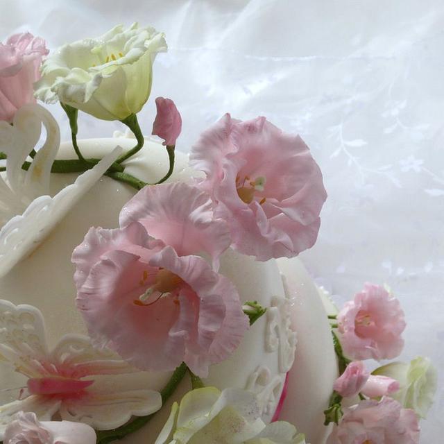 Wedding cake with Lisianthus - Cake by Eva Kralova - CakesDecor