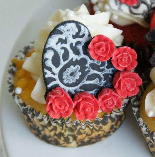 romantic cupcakes in demask theme 