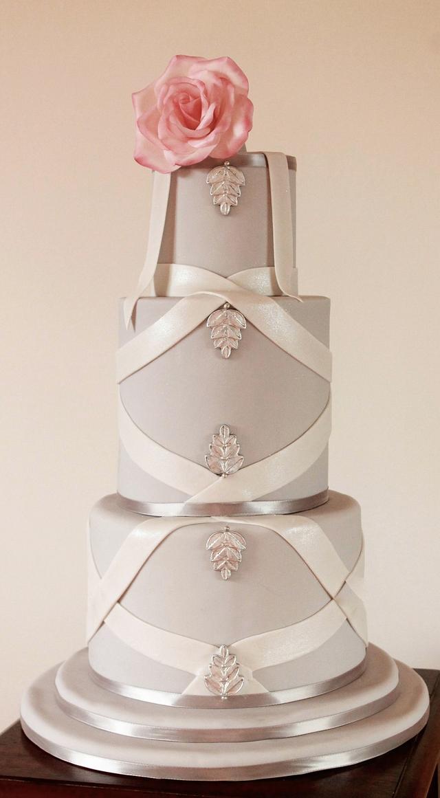satin ribbons Decorated Cake by the cake outfitter CakesDecor