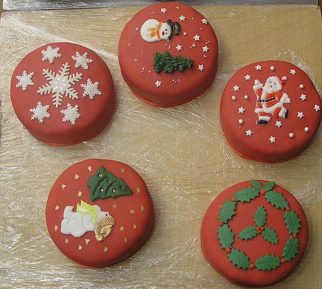 Small red christmas cakes - Cake by Anka - CakesDecor