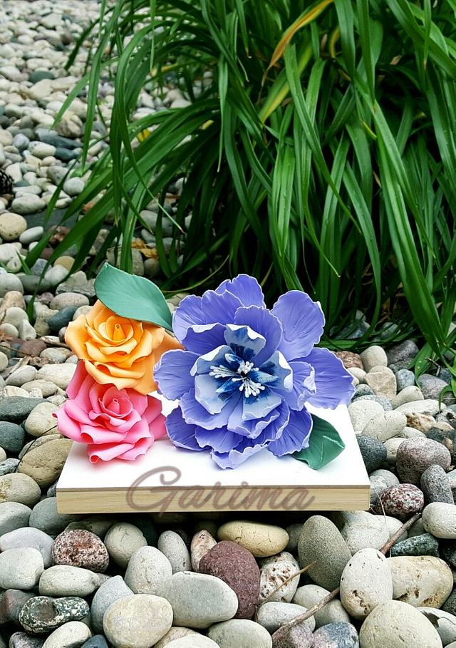 My first sugar flowers Decorated Cake by Garima rawat CakesDecor