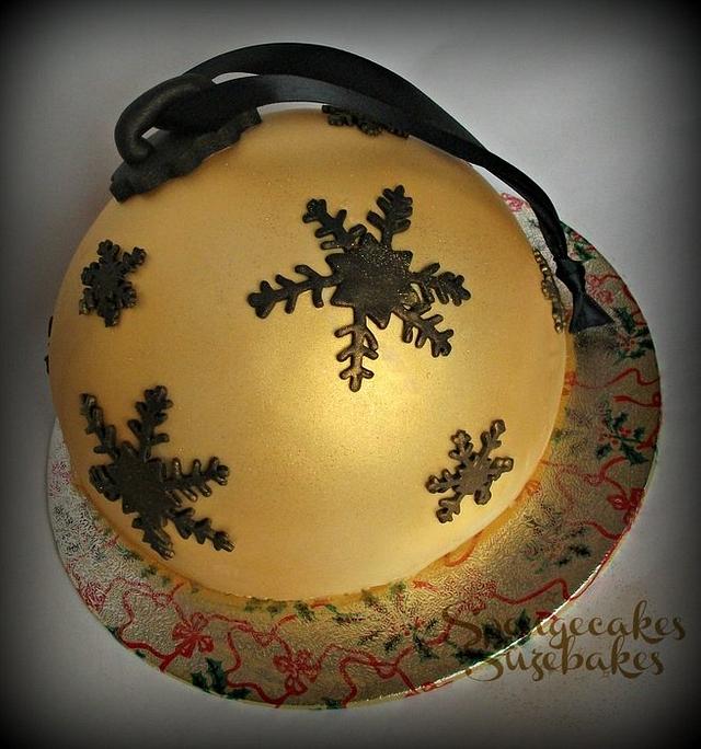 Gold Christmas Bauble Christmas Cake - Decorated Cake by - CakesDecor