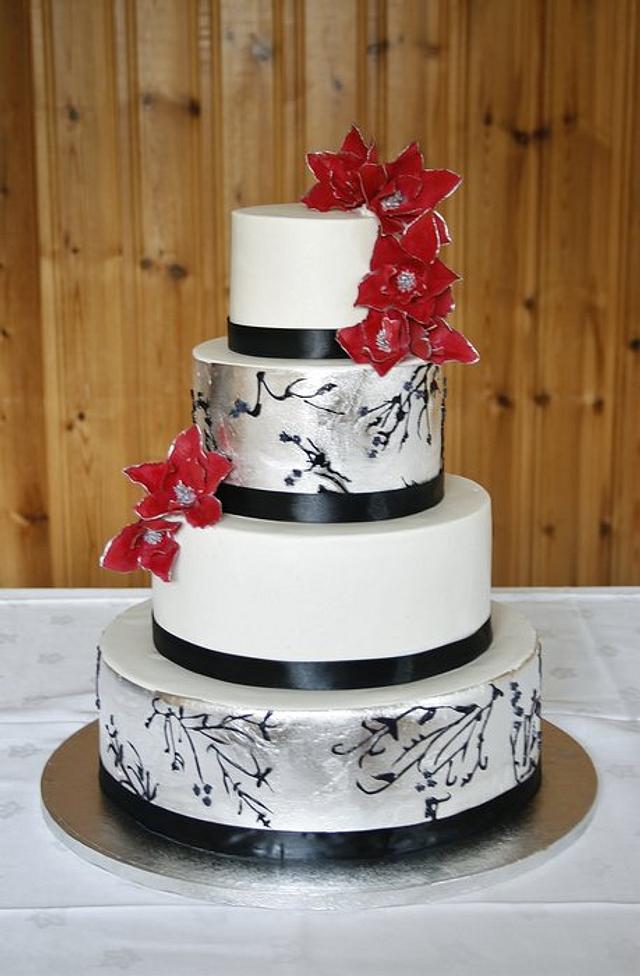 Wedding cake in silver. Decorated Cake by Sannas tårtor CakesDecor