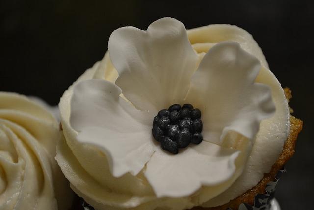 Black and white flower cupcakes 