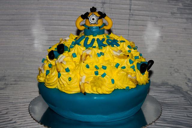 Sending savory minion smash cake with hammer for little one to Delhi, Same  Day Delivery - DelhiOnlineFlorists