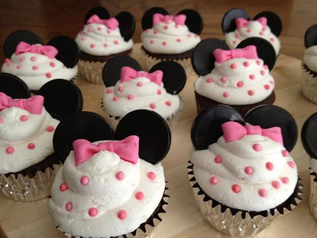 Minnie Mouse cupcakes - Decorated Cake by taralynn - CakesDecor