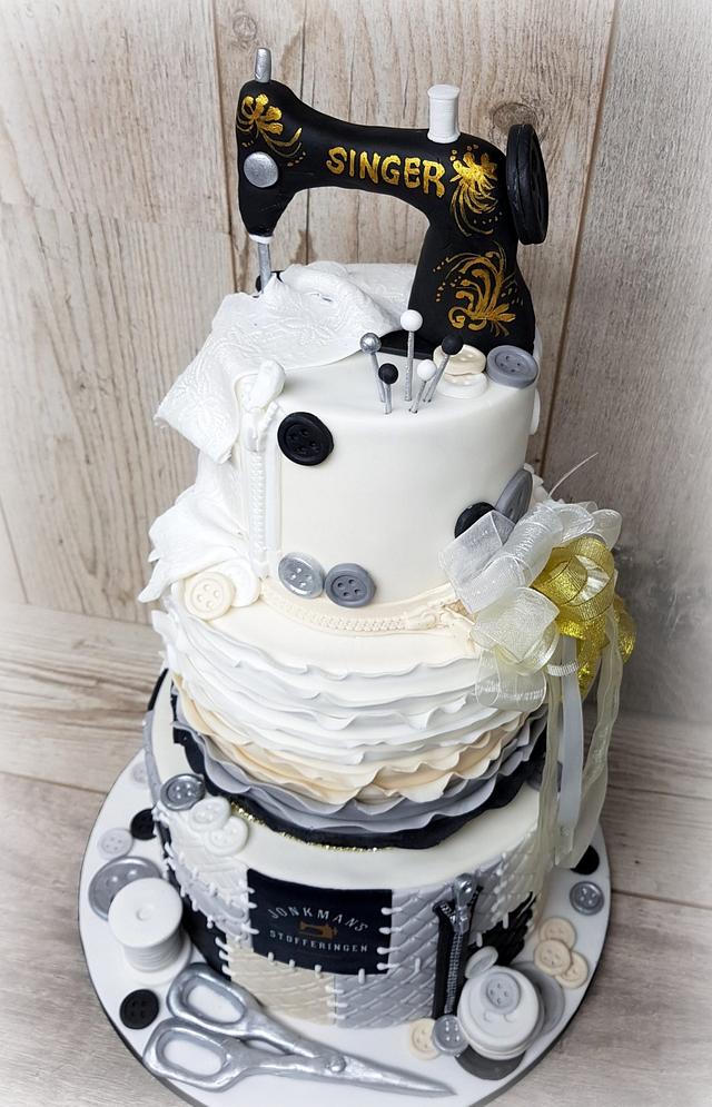Singer machine sewing cake Cake by Sam & Nel's Taarten CakesDecor