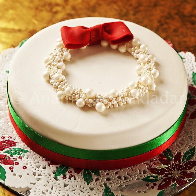 Pearl wreath christmas cake - Decorated Cake by The Hot - CakesDecor