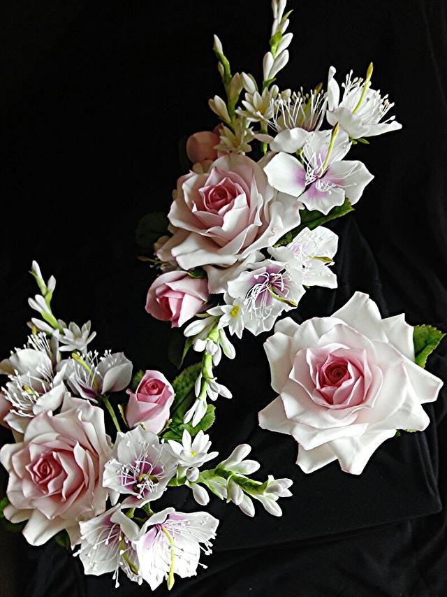 Gumpaste flowers Cake by cakedeluxebysusy CakesDecor