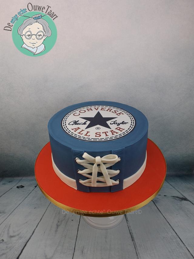 Converse cake - Decorated Cake by DeOuweTaart