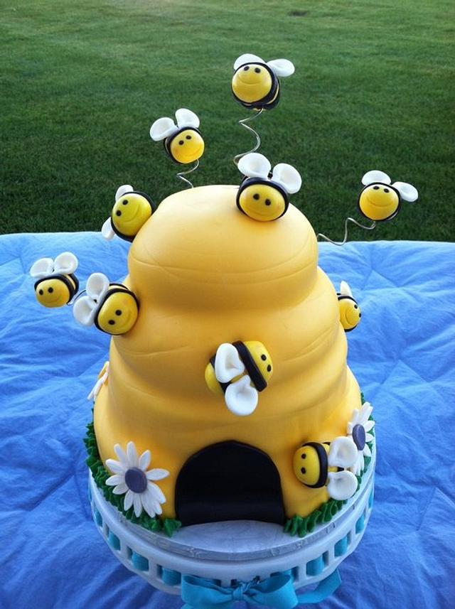 Beehive Cake w/ cupcakes - Decorated Cake by - CakesDecor