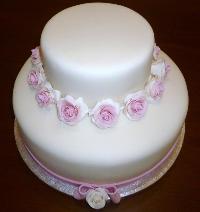 Roses cake - Decorated Cake by Colori di Zucchero - CakesDecor