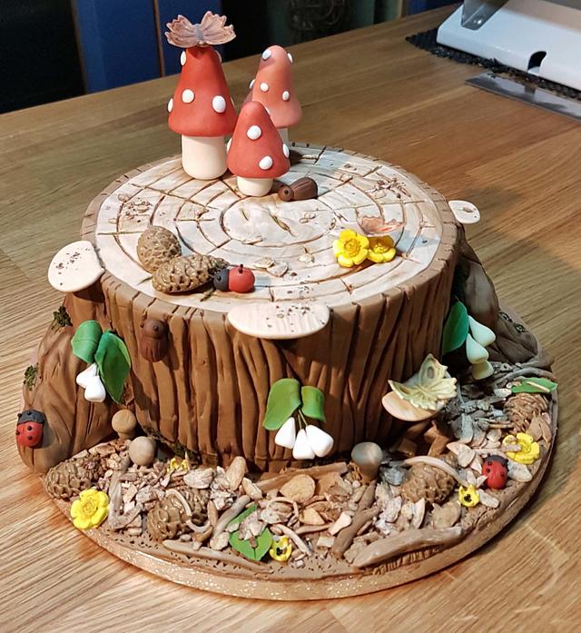 A walk in the woods - Decorated Cake by Rainzleyscakes - CakesDecor