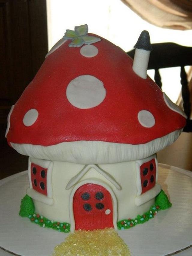 Mushroom house cake - Decorated Cake by donnascakes - CakesDecor