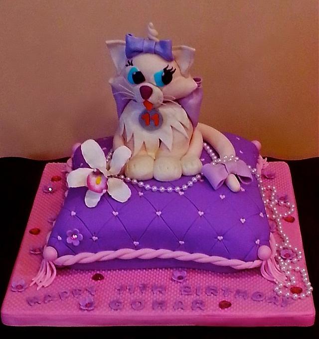 Marie the cat cake - Decorated Cake by Anna - CakesDecor