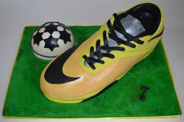 Soccer shoe cake - Decorated Cake by rosa castiello - CakesDecor