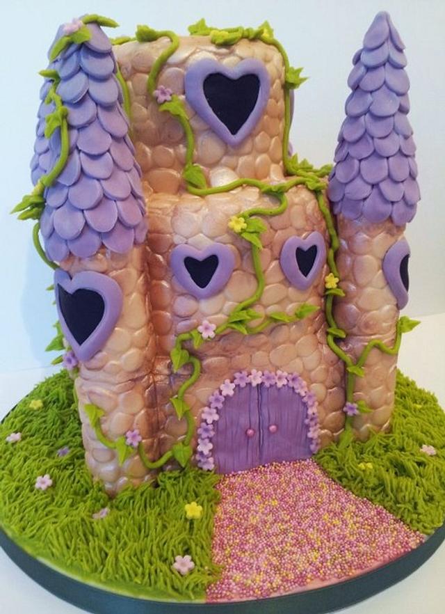Castle Cake - Decorated Cake by Sarah Poole - CakesDecor
