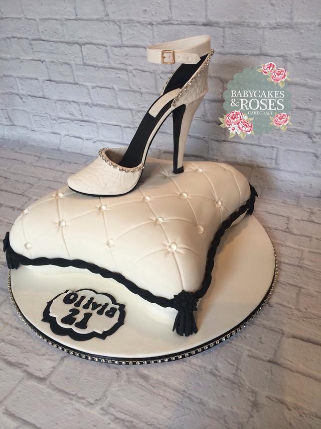 Pillow cake with sugar shoe