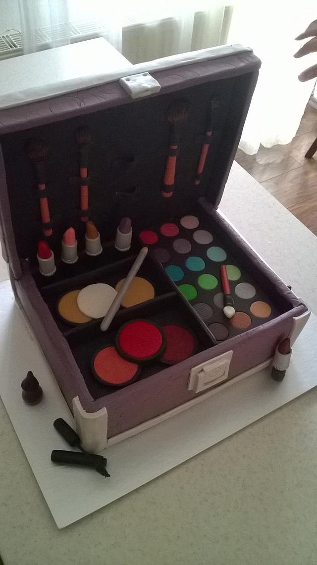 makeup-box-cake-cake-by-fondantfantasy-cakesdecor