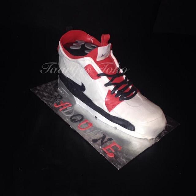 Nike sneaker cake - Decorated Cake by Taartjes Toko - CakesDecor