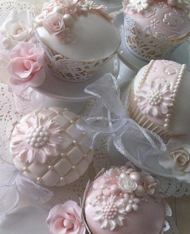 Isabelle Collection - Decorated Cake by CakeDIY - CakesDecor