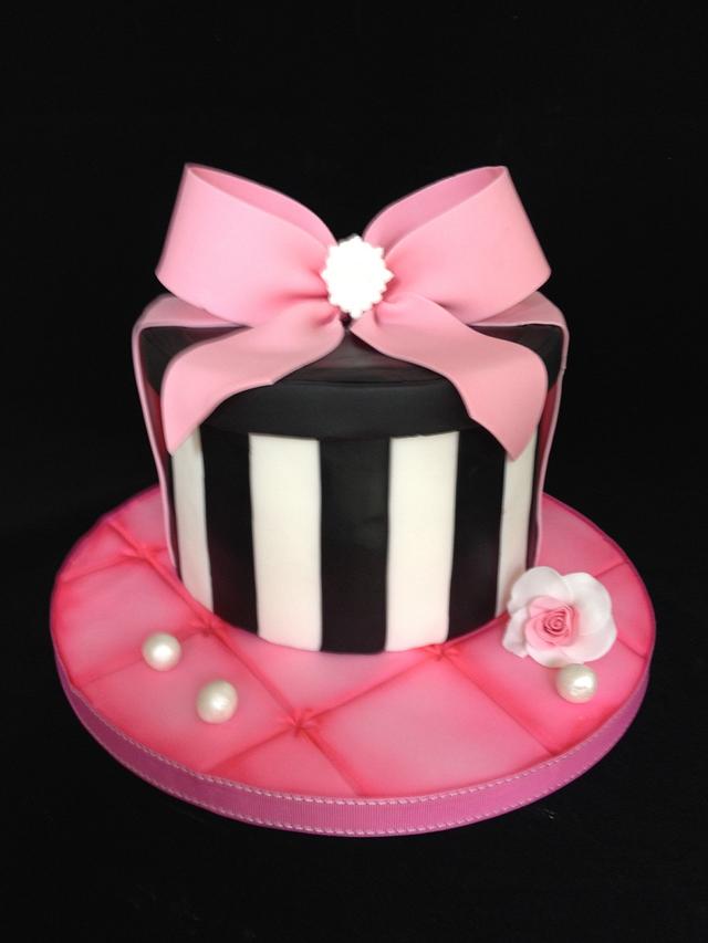 Hatbox Cake - Decorated Cake by cupsydaisycakes - CakesDecor