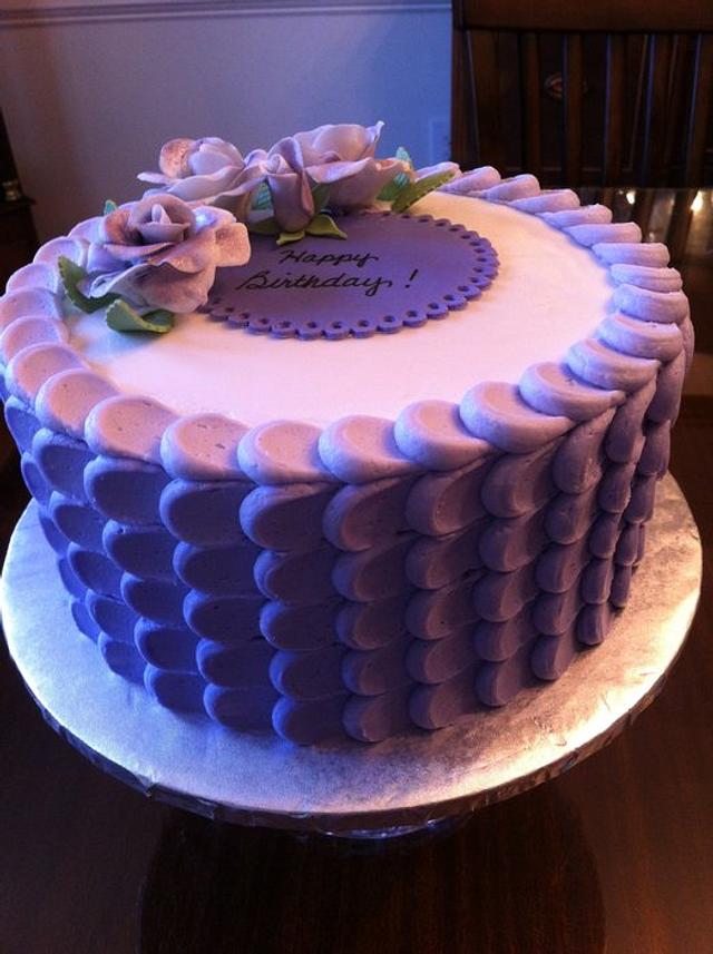 Bakehouse23 - Vanilla flavoured mini cake with lavender colour buttercream  frosting and cream flower details for a birthday 💜✨ | Facebook